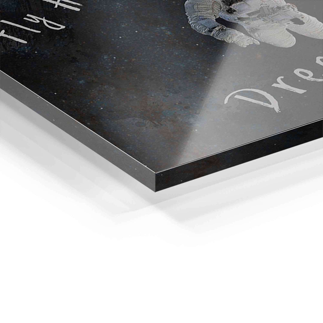Detail eines Acrylglas-Wandbilds mit Astronaut und Motivationsspruch auf dunklem Hintergrund