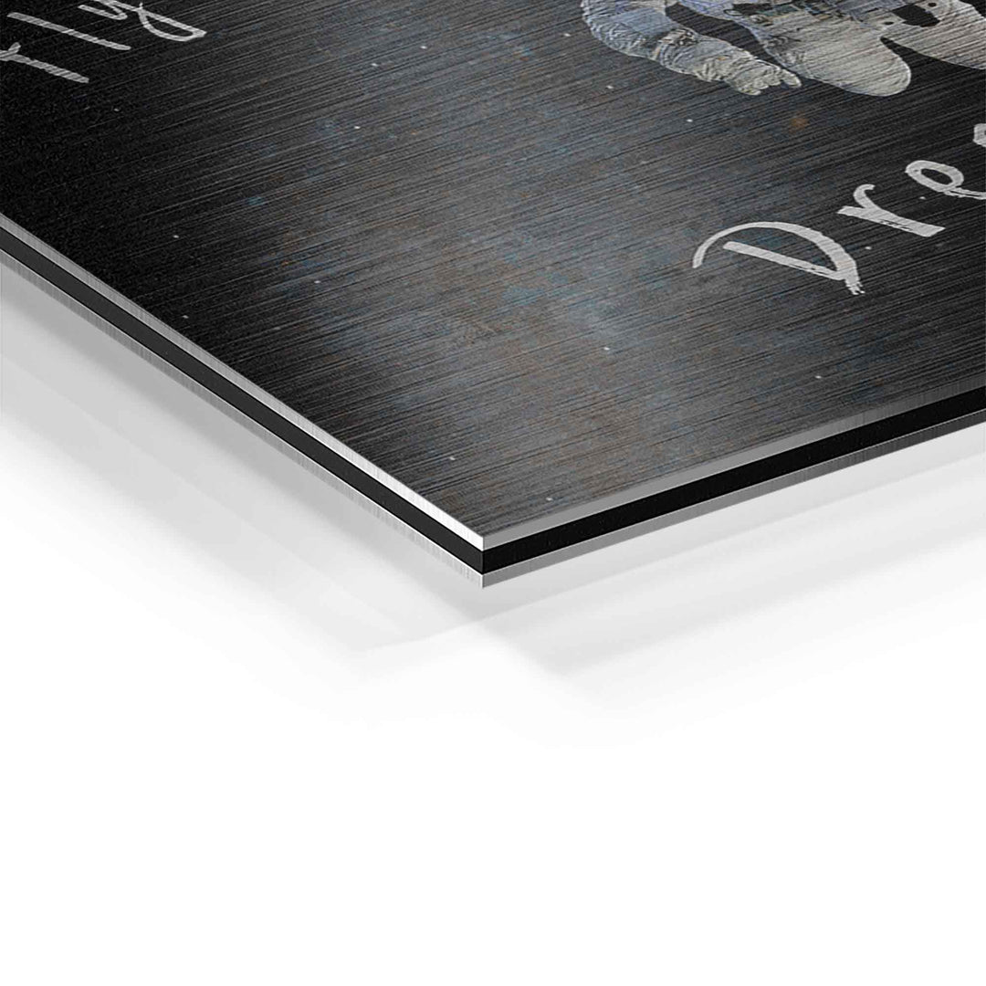 Detailansicht Motivationsbild mit Astronaut, Schriftzug und gebürsteter Aluminiumoberfläche