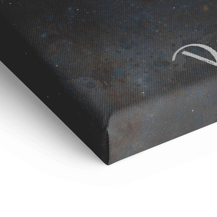 Detailansicht einer Leinwand mit dunklem, galaktischem Hintergrund und weißem Motiv-Element