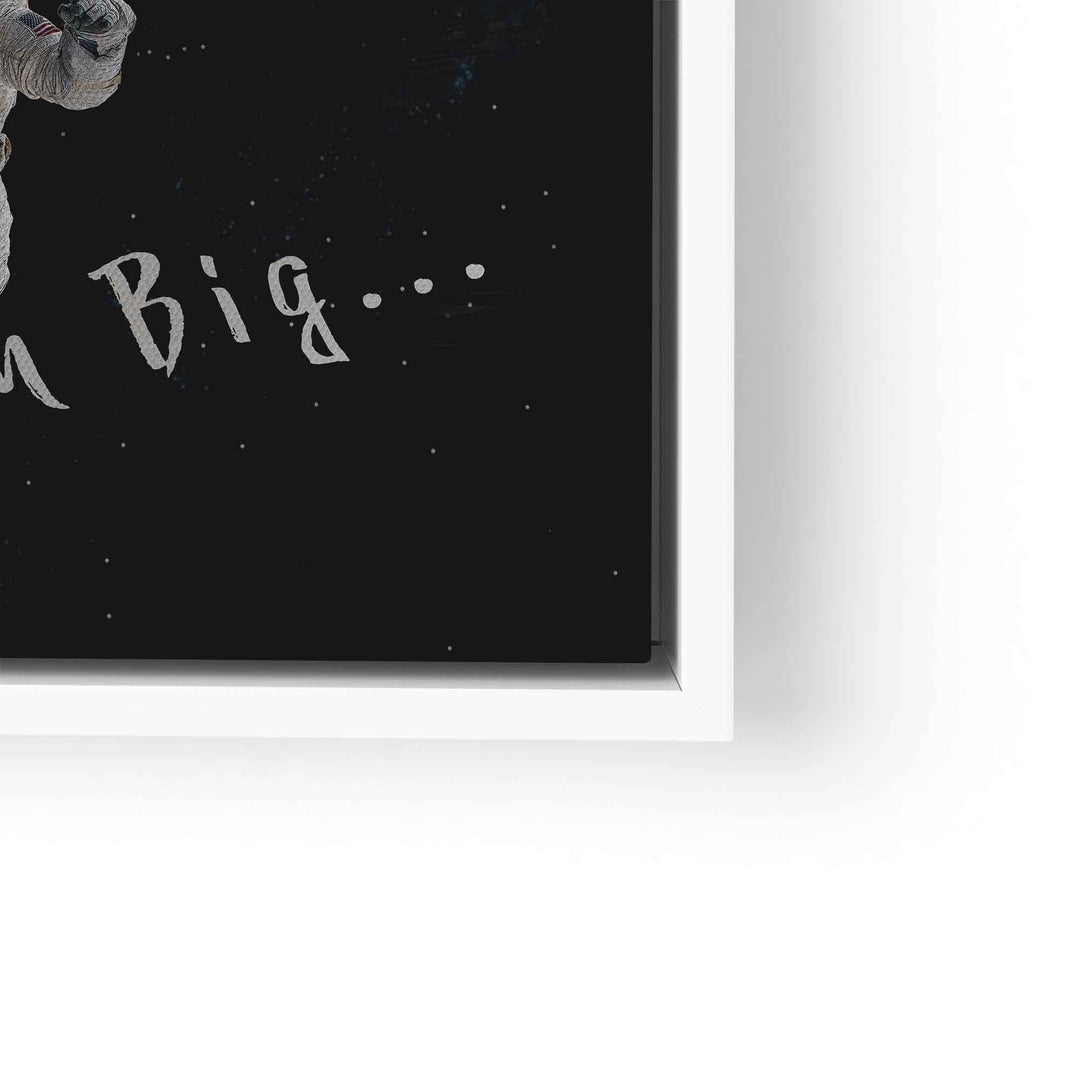 Motivationsbild Astronaut im Weltraum mit Schriftzug auf schwarzem Hintergrund