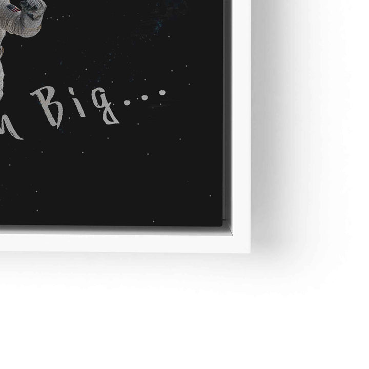 Motivationsbild Astronaut im Weltraum mit Schriftzug auf schwarzem Hintergrund