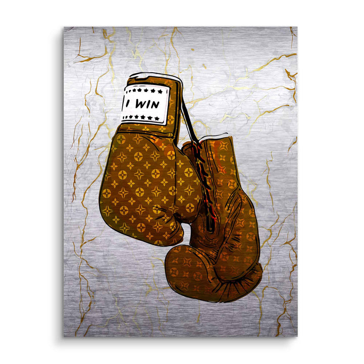 Braune Boxhandschuhe mit Muster und Aufschrift 'I WIN' vor marmoriertem Hintergrund, Motivationsbild