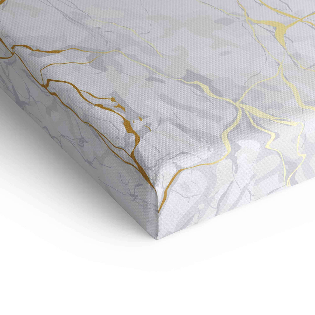 Detailaufnahme einer Leinwand mit Marmor-Optik und goldenen Adern, modernes Wandbild