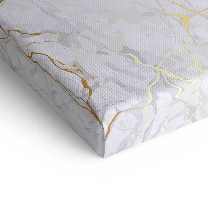Detailaufnahme einer Leinwand mit Marmor-Optik und goldenen Adern, modernes Wandbild