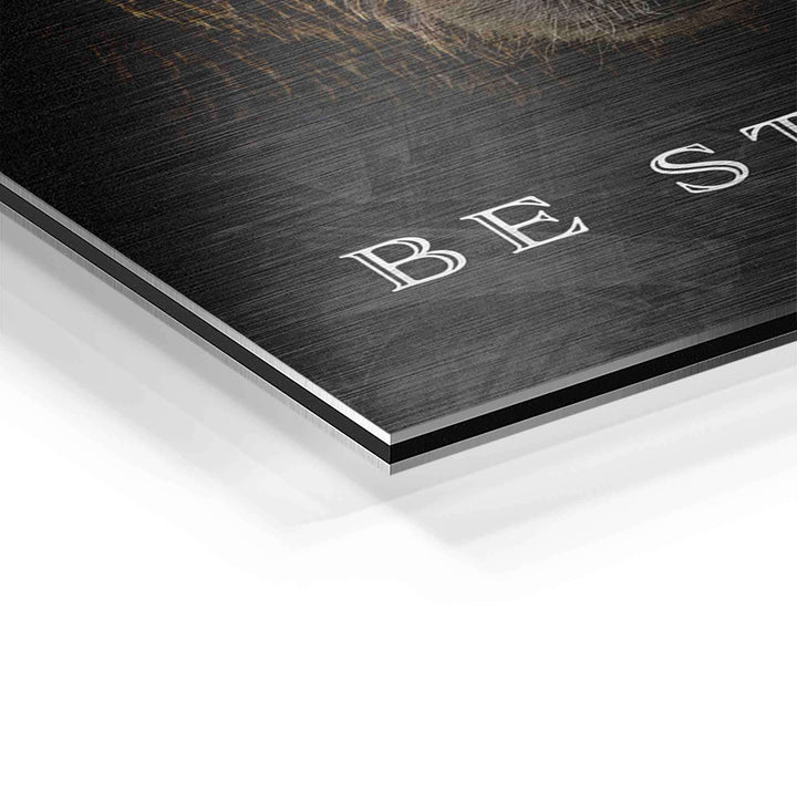 Detailaufnahme Motivationsbild Braunbär mit Schriftzug Be Strong auf Aluminiumplatte