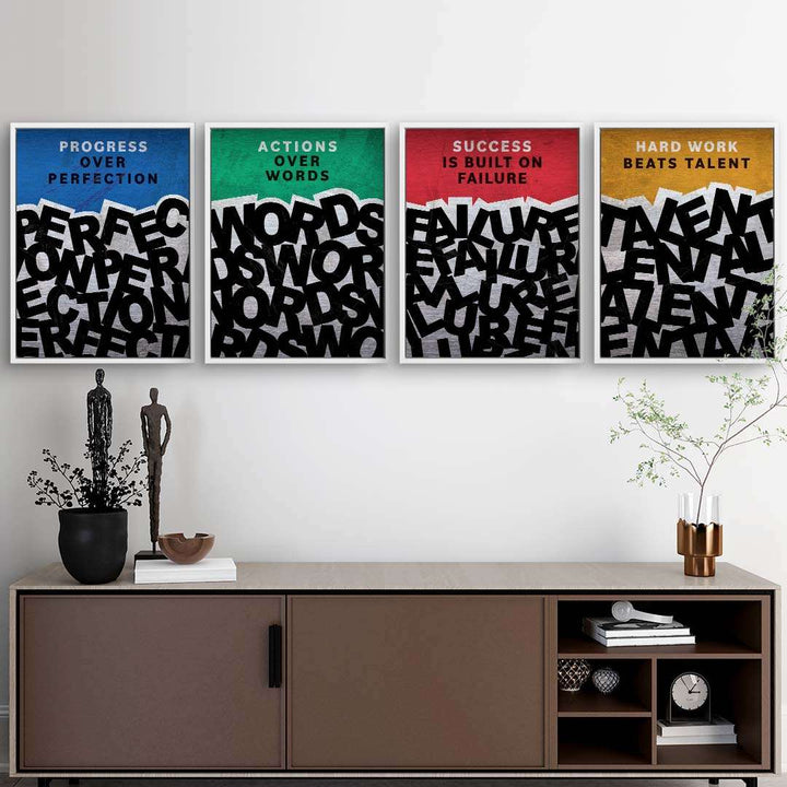 Vier bunte Motivationsbilder mit inspirierenden Sprüchen als Wanddekoration im modernen Wohnzimmer