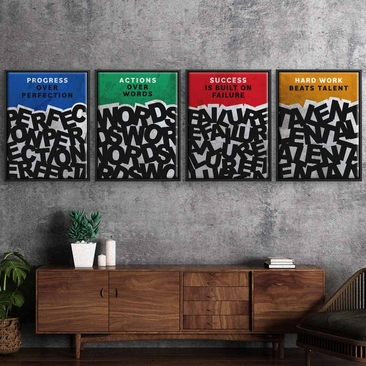 Moderne Motivationsbilder-Set mit farbigen Sprüchen auf Leinwand über Sideboard im Wohnzimmer.