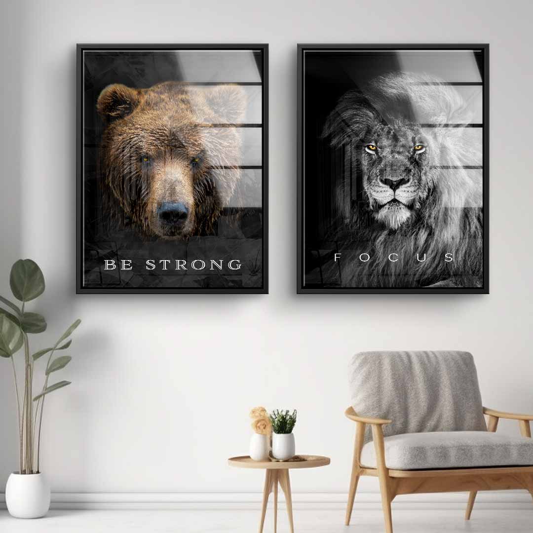 Zwei Motivationsbilder mit Bär und Löwe an weißer Wand, moderne Wohnzimmer-Deko.
