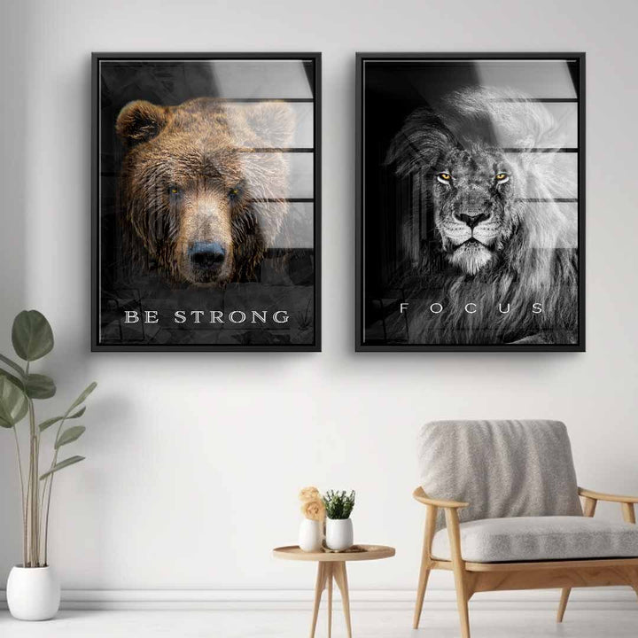 Zwei Motivationsbilder mit Bär und Löwe an weißer Wand, moderne Wohnzimmer-Deko.