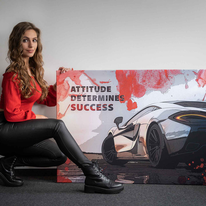 Frau mit Motivationsbild, Sportwagen und Zitat 'Attitude determines success', moderne Wandkunst