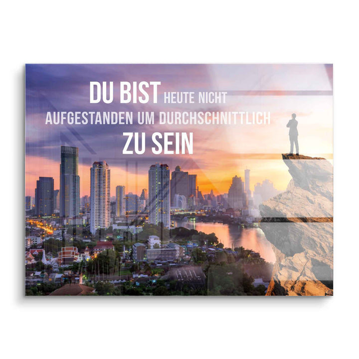 Motivationsbild auf Acryl: Mensch auf Berg vor Skyline bei Sonnenuntergang, inspirierender Text