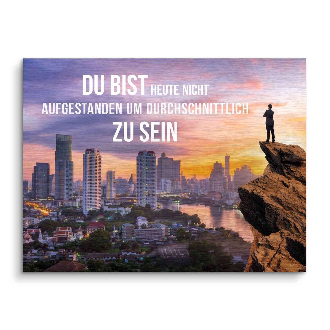 Motivationsbild mit Zitat, Sonnenuntergang, Skyline und Person auf Felsen, Wandbild modern