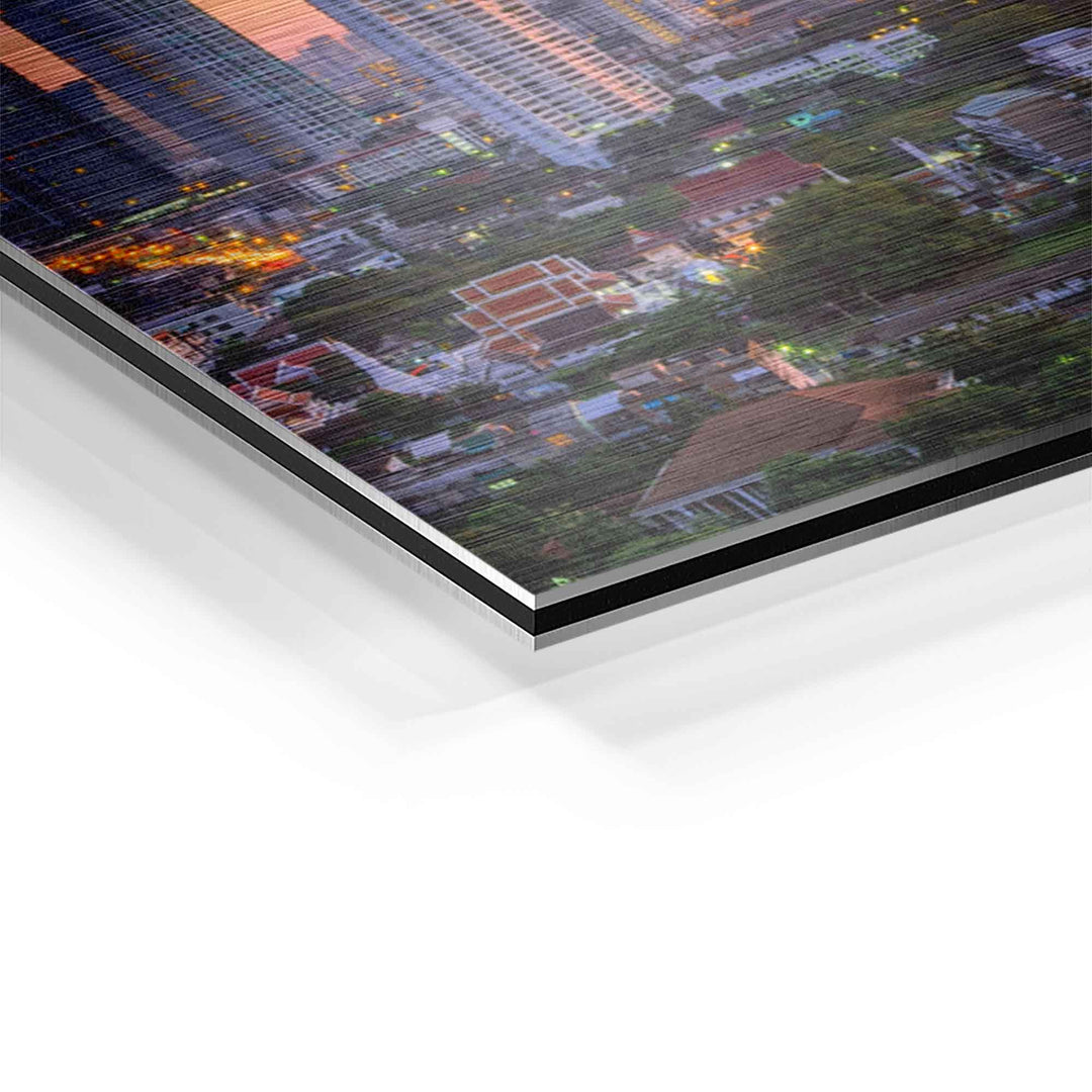 Detailansicht Aluminium Wandbild mit Stadtmotiv und gebürsteter Oberfläche, modern.