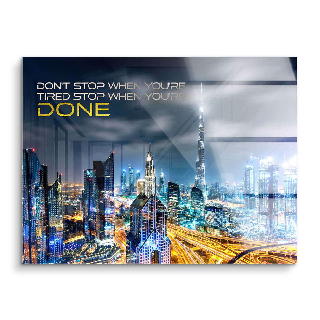 Motivbild Dubai Skyline bei Nacht auf Acryl mit inspirierendem Zitat, leuchtende Wolkenkratzer