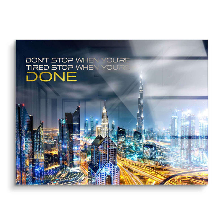 Motivbild Dubai Skyline bei Nacht auf Acryl mit inspirierendem Zitat, leuchtende Wolkenkratzer