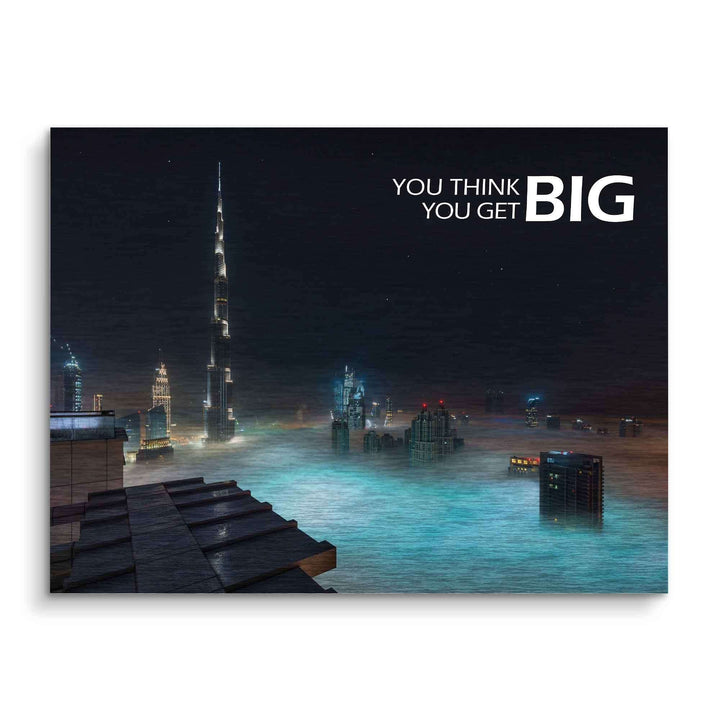 Motivationsbild mit Dubai Skyline bei Nacht, Wolkenkratzer im Nebel, Spruch 'You think you get big'.