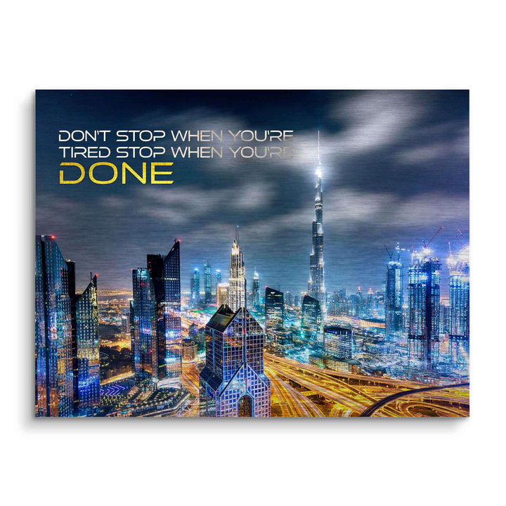 Motivationsbild mit Dubai Skyline bei Nacht, Burj Khalifa, leuchtende Stadtlichter, inspirierendes Zitat