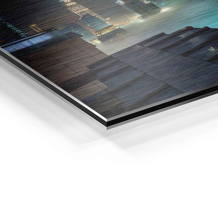 Detailansicht eines Dubai Skyline Wandbilds auf gebürstetem Aluminium