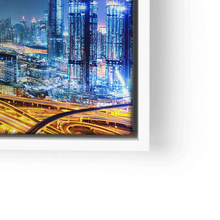 Motivationsbild mit beleuchteter Dubai Skyline und modernen Hochhäusern bei Nacht