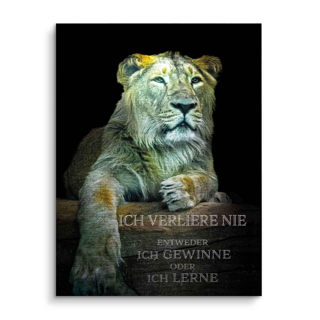 Motivationsbild mit grünlichem Löwen vor schwarzem Hintergrund und inspirierendem Spruch
