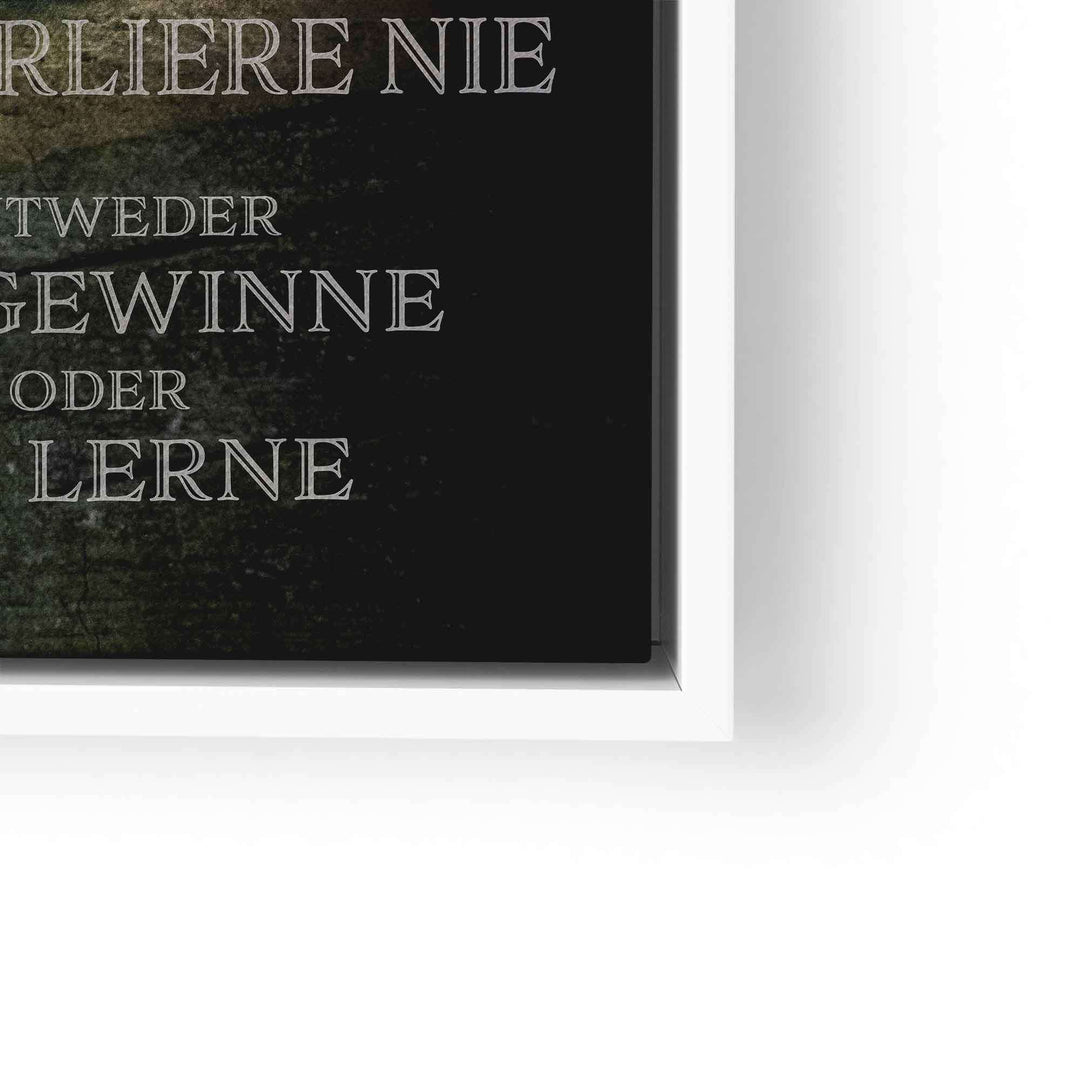 Leinwandbild mit Motivationsspruch und grünem Löwen, Wandbild modern, inspirierendes Kunstbild