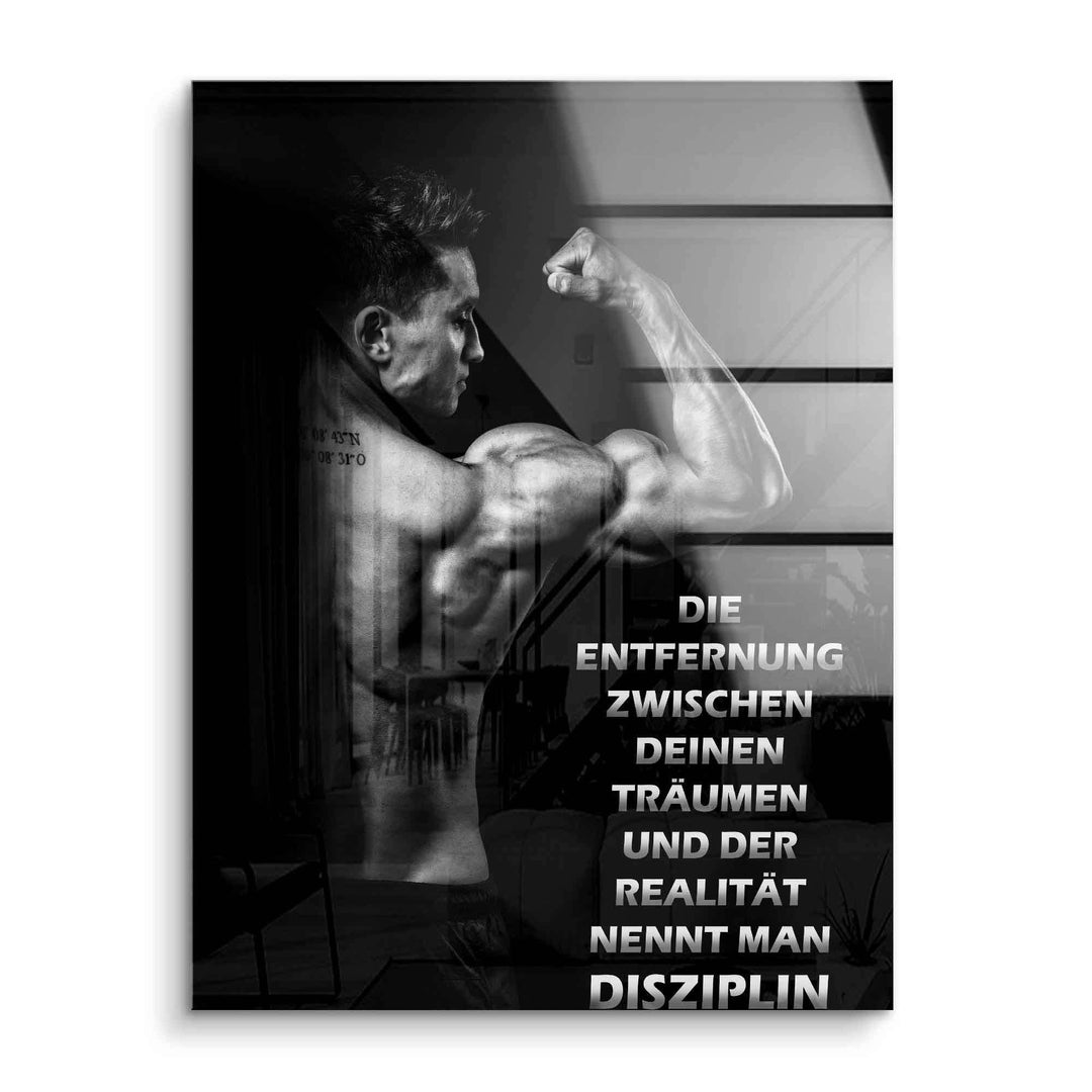 Motivationsbild mit muskulösem Sportler, Schwarzweiß, Zitat über Disziplin, modernes Gym-Design