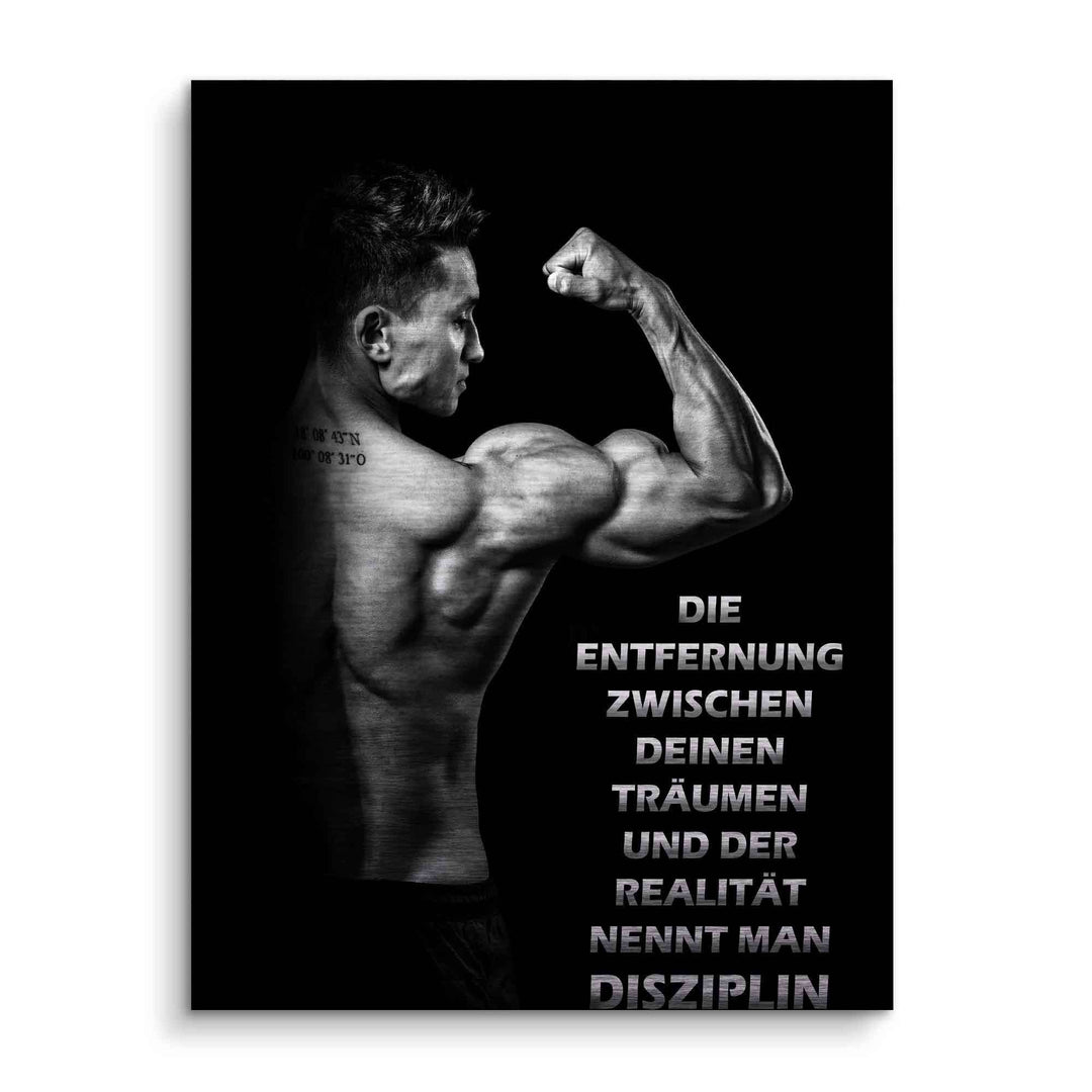 Motivationsbild mit muskulösem Sportler, Bodybuilder posiert, Zitat über Disziplin, schwarz-weiß