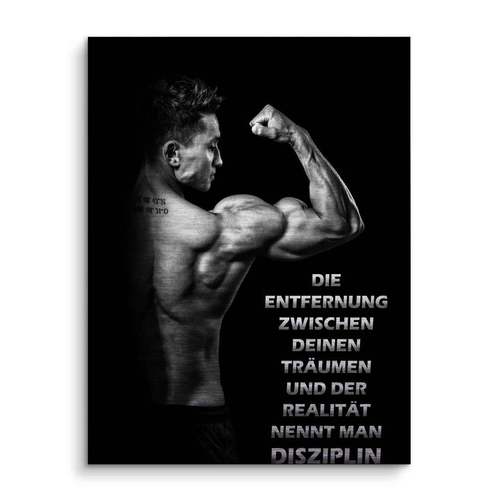 Motivationsbild mit muskulösem Sportler, Bodybuilder posiert, Zitat über Disziplin, schwarz-weiß