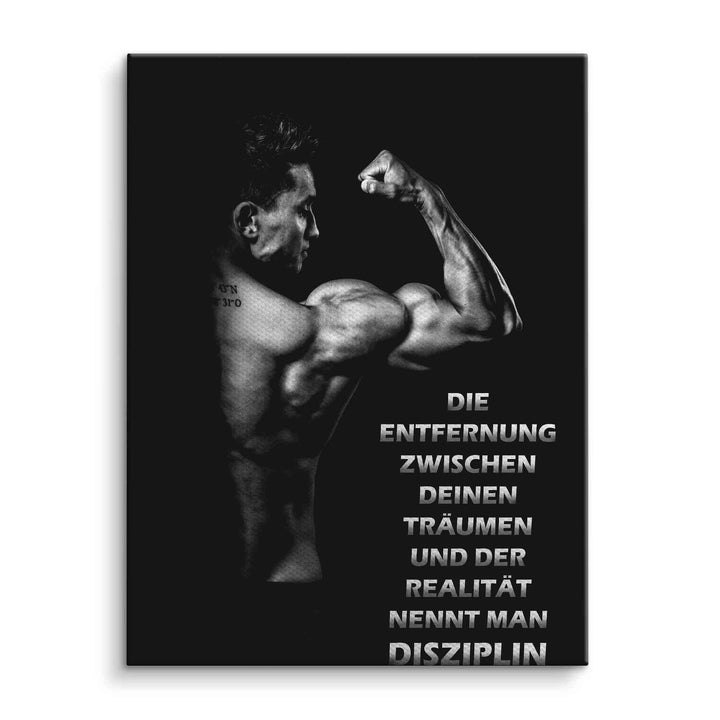 Schwarze Leinwand mit muskulösem Sportler, motivierendem Fitness-Spruch und starker Arm-Pose