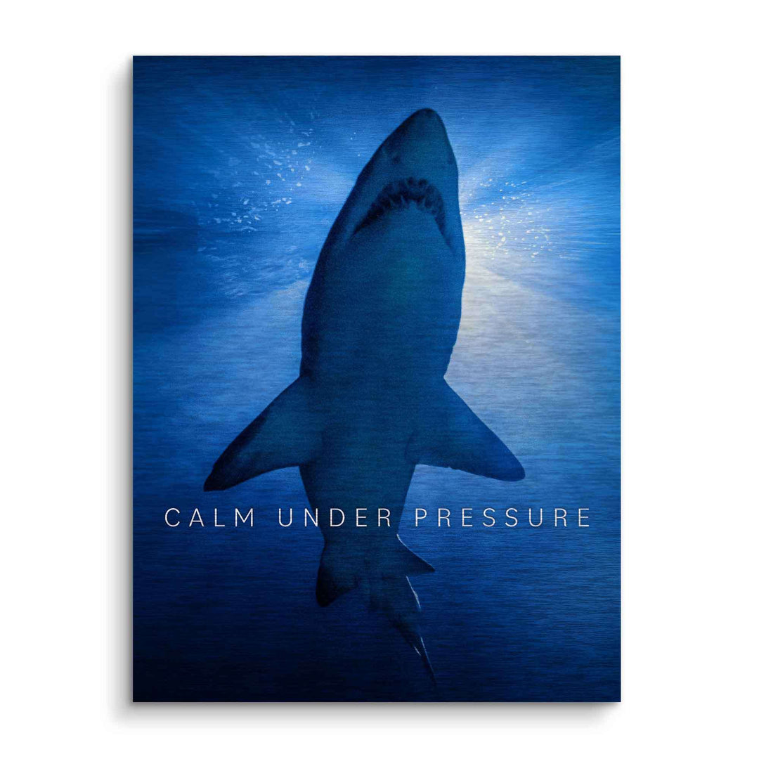 Motivationsbild Hai im Meer mit Sonnenlicht und Text Calm Under Pressure, Wandbild Kunst