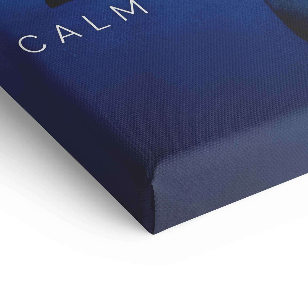 Leinwandbild Detailansicht mit blauem Meeresmotiv und weißem Schriftzug CALM