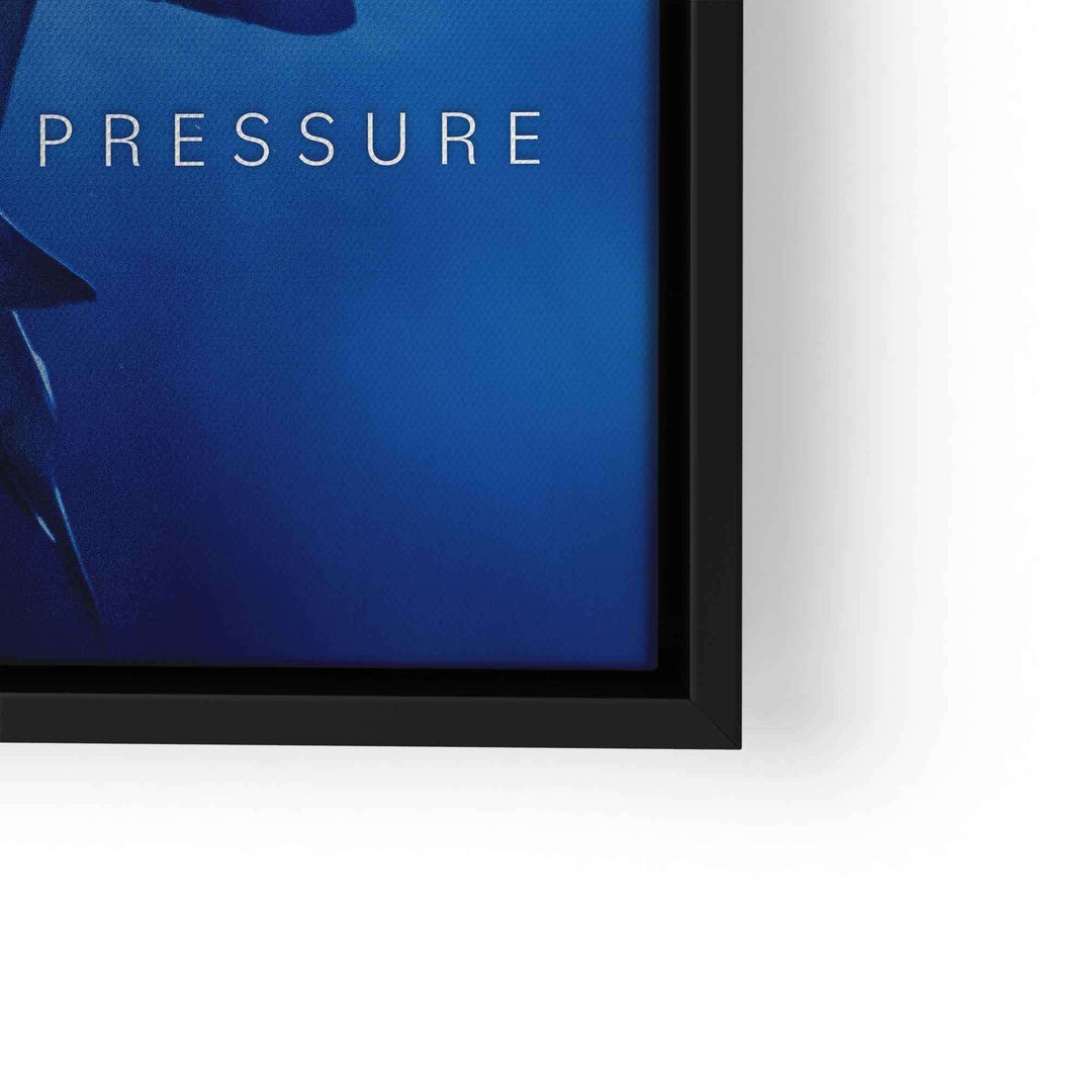 Motivationsbild Hai im Meer mit blauem Hintergrund, Schriftzug PRESSURE, Wandbild gerahmt