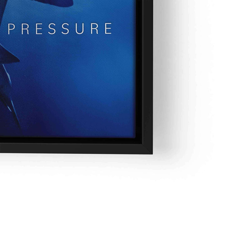 Motivationsbild Hai im Meer mit blauem Hintergrund, Schriftzug PRESSURE, Wandbild gerahmt