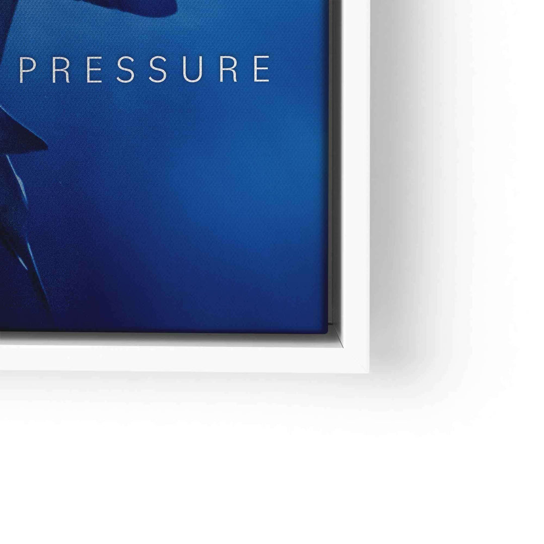 Motivationsbild Hai im Meer, moderne Wandkunst mit Schriftzug PRESSURE auf blauem Hintergrund