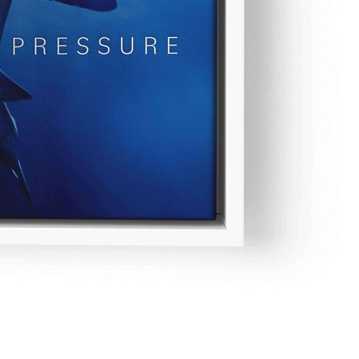 Motivationsbild Hai im Meer, moderne Wandkunst mit Schriftzug PRESSURE auf blauem Hintergrund