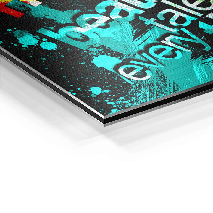 Detail eines modernen Motivationsbildes auf Aluminium mit türkisen Farbspritzern und Text.