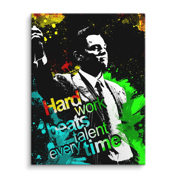Motivationsbild Leinwand mit farbigen Spritzern, Anzugträger und Spruch Hard work beats talent.