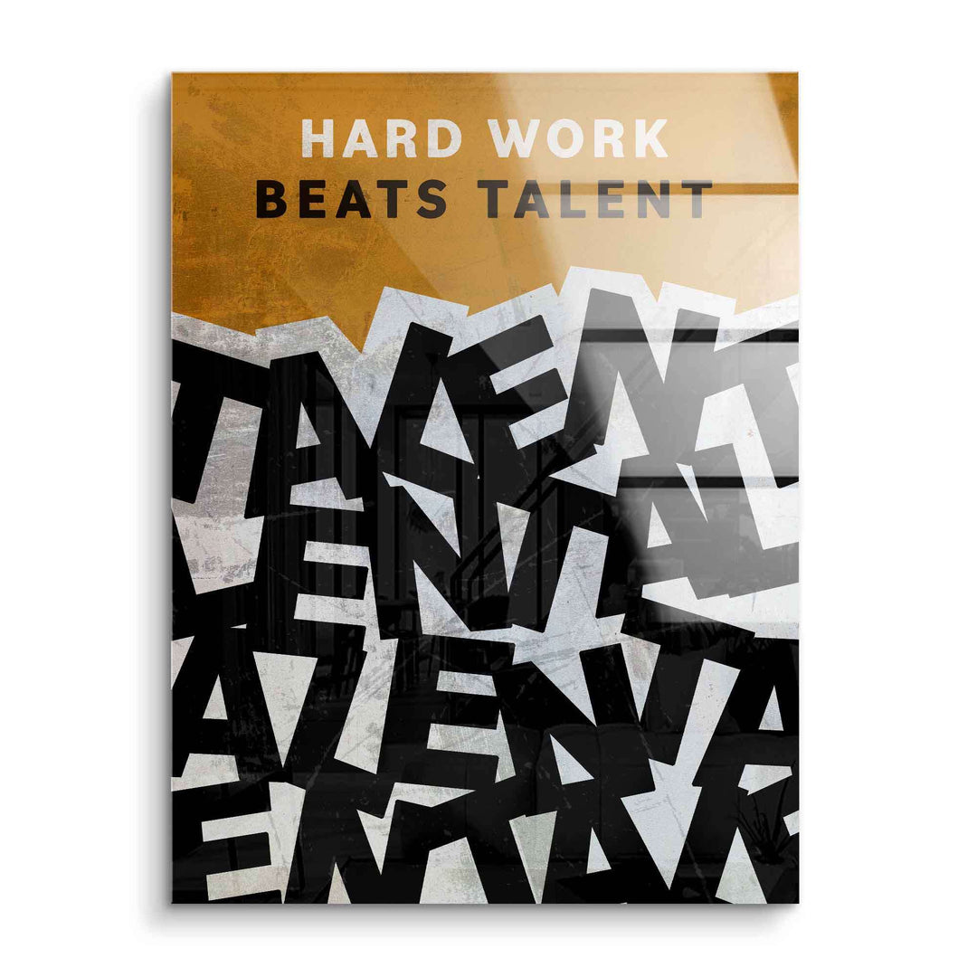 Motivationsbild auf Acrylglas mit Spruch Hard Work Beats Talent und abstrakter Typografie