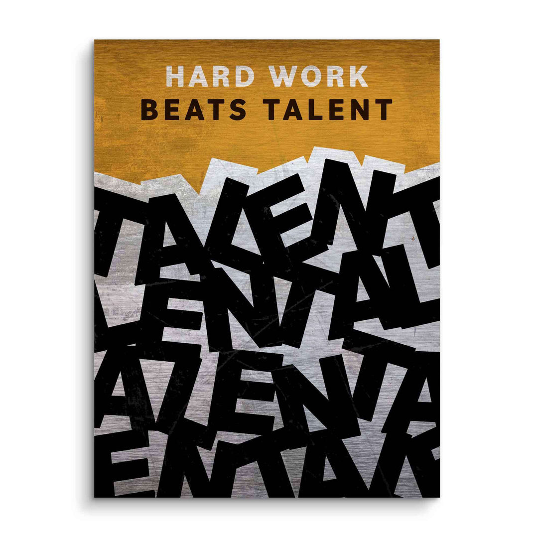 Motivationsbild mit Zitat 'Hard Work Beats Talent', moderne Typografie auf gold-grauem Hintergrund.