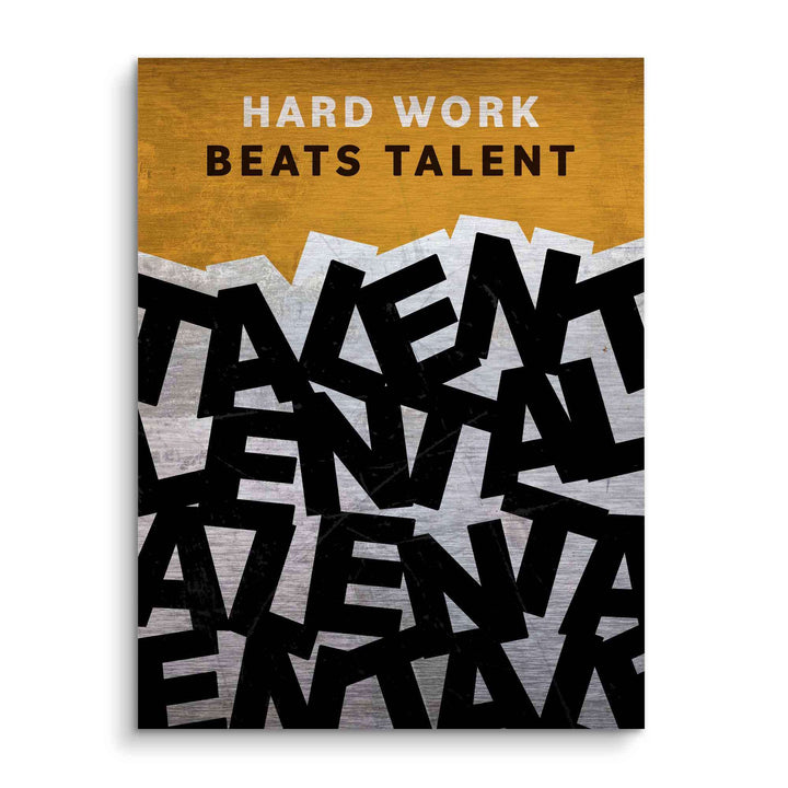 Motivationsbild mit Zitat 'Hard Work Beats Talent', moderne Typografie auf gold-grauem Hintergrund.