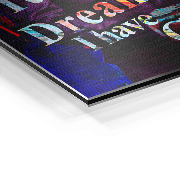 Detail eines modernen Motivationsbilds auf Aluminium mit buntem Schriftzug und Textur
