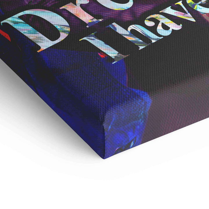 Detailaufnahme einer Motivationsbild-Leinwand mit farbigem Text und moderner Typografie.