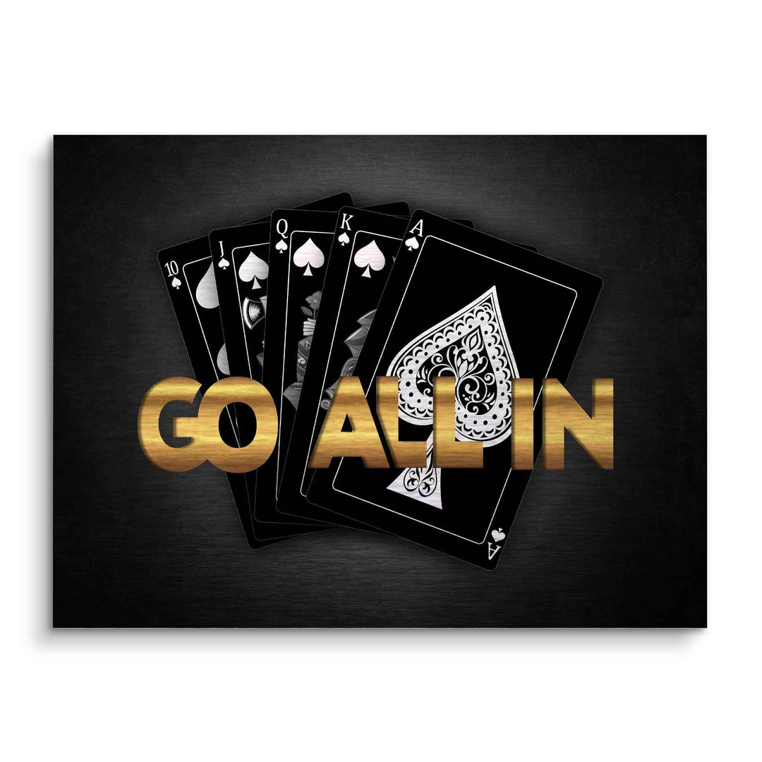 Motivationsbild mit goldener Aufschrift Go All In und schwarzen Pokerkarten auf dunklem Hintergrund.