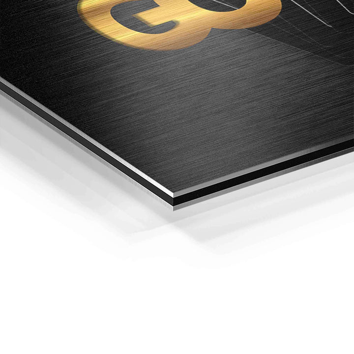 Detailansicht eines Motivationsbilds auf Aluminium, gebürstete Oberfläche, goldener Schriftzug