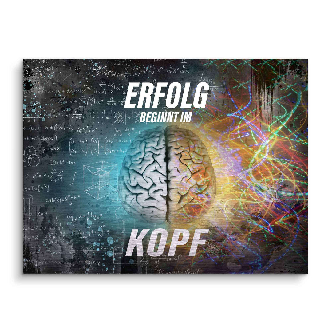 Motivationsbild mit Gehirn, mathematischen Formeln und Schriftzug 'Erfolg beginnt im Kopf'.