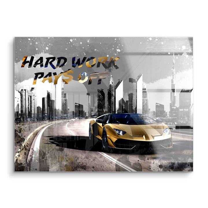 Motivationsbild mit goldenem Sportwagen auf Straße vor Skyline und Schriftzug 'Hard Work Pays Off'.