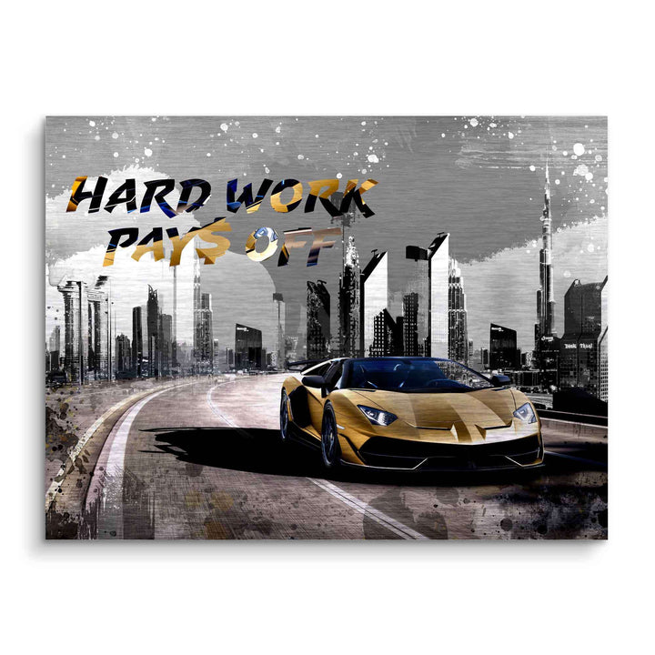 Motivationsbild mit goldenem Sportwagen vor Skyline, Schriftzug Hard Work Pays Off, moderne Kunst