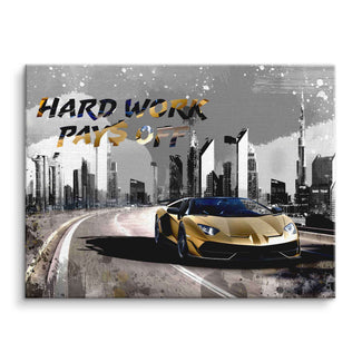 Motivationsbild mit goldenem Sportwagen vor moderner Skyline und Text 'Hard Work Pays Off'.