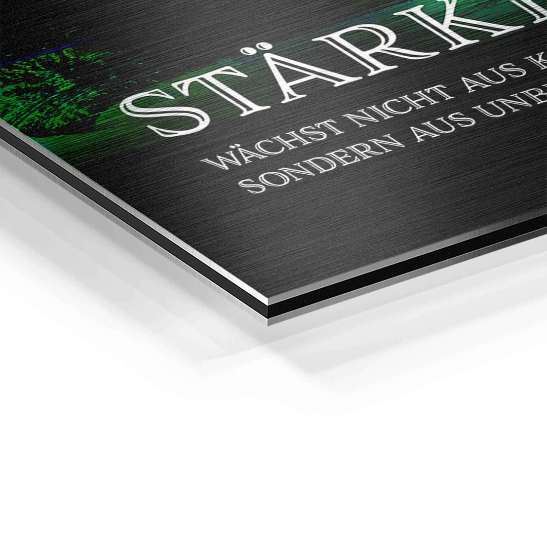Detailaufnahme eines Motivationsbilds auf Aluminium mit Schrift und gebürsteter Oberfläche