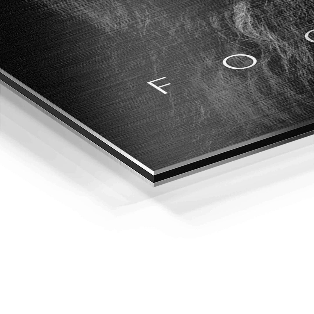 Detailaufnahme Motivationsbild Löwe auf gebürstetem Aluminium, Fokus-Schriftzug sichtbar